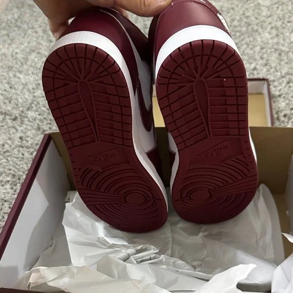 Nike Jordan 1 Retro - Picture 4 of 5